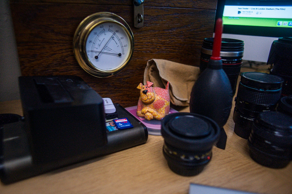 Camera equipment and a pig piggy bank on a desk