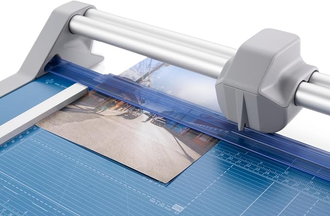 Dahle 550 Professional Rotary Trimmer, 20 Sheet Capacity, Self-Sharpening - Image 4