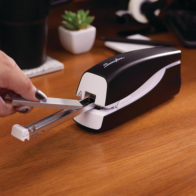 Swingline Electric Stapler, 20 Sheet Capacity, Full Strip, Plug In or Battery - Image 4